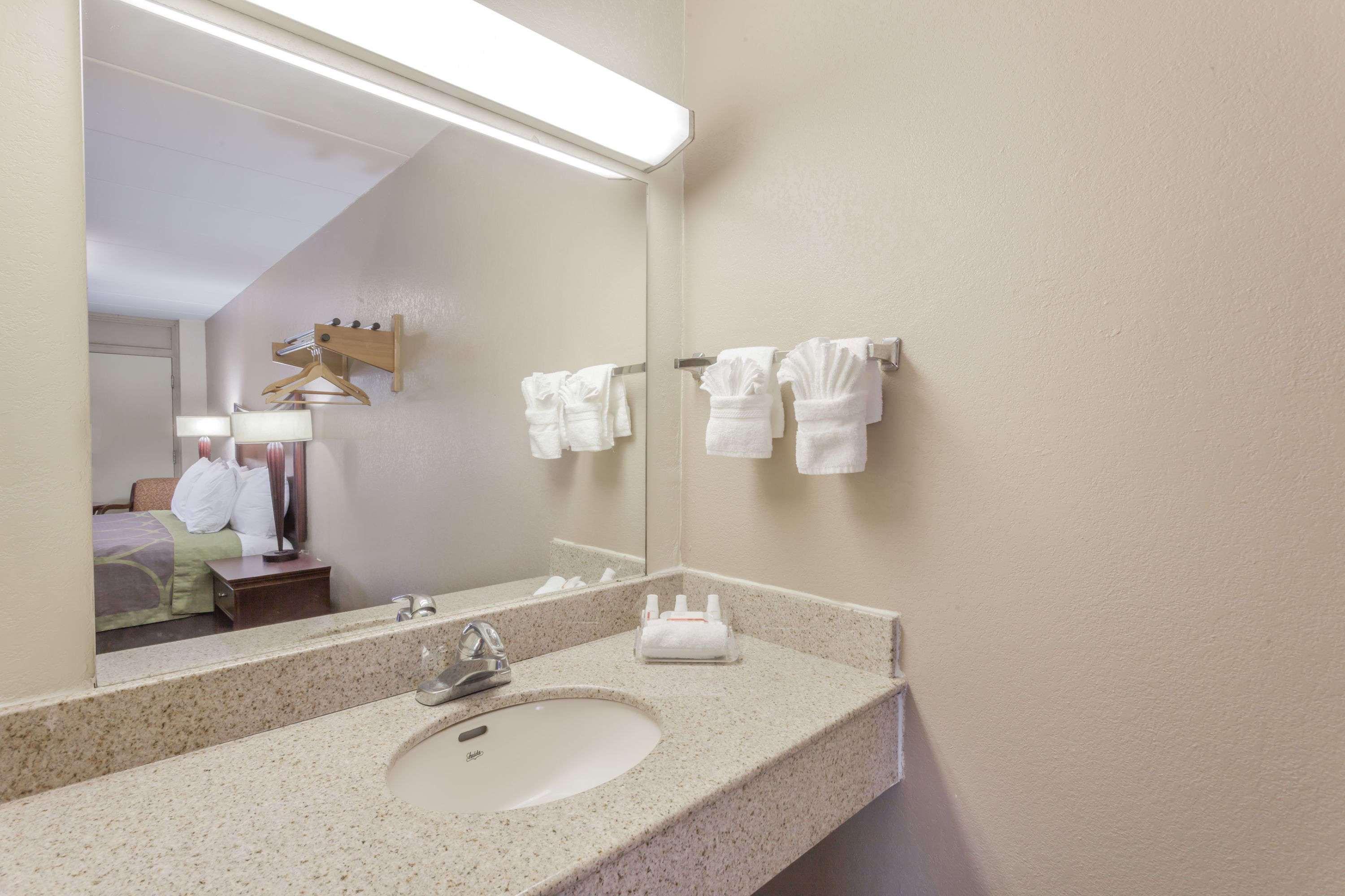 Super 8 By Wyndham Manassas Hotel Ngoại thất bức ảnh