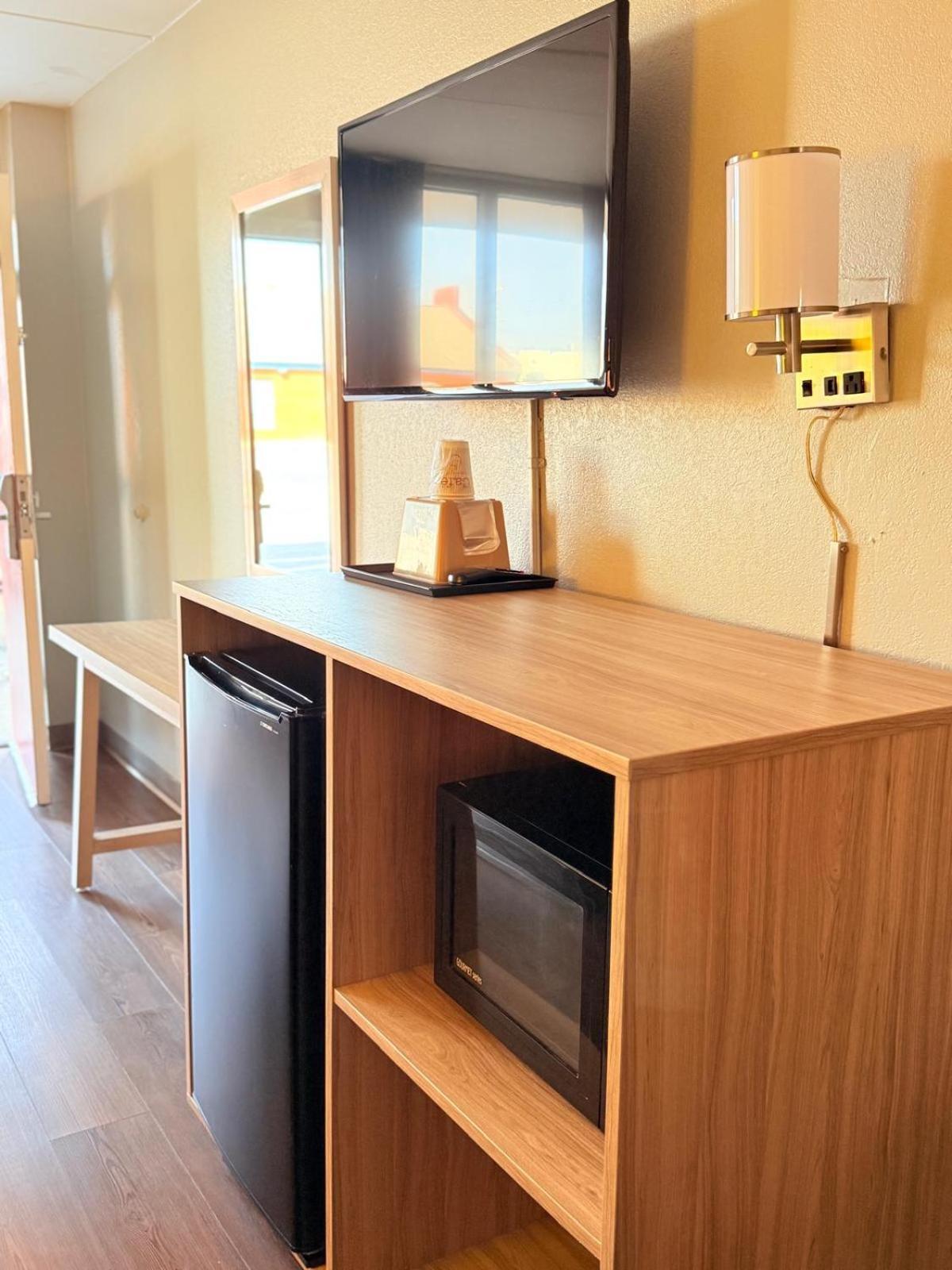 Super 8 By Wyndham Manassas Hotel Ngoại thất bức ảnh