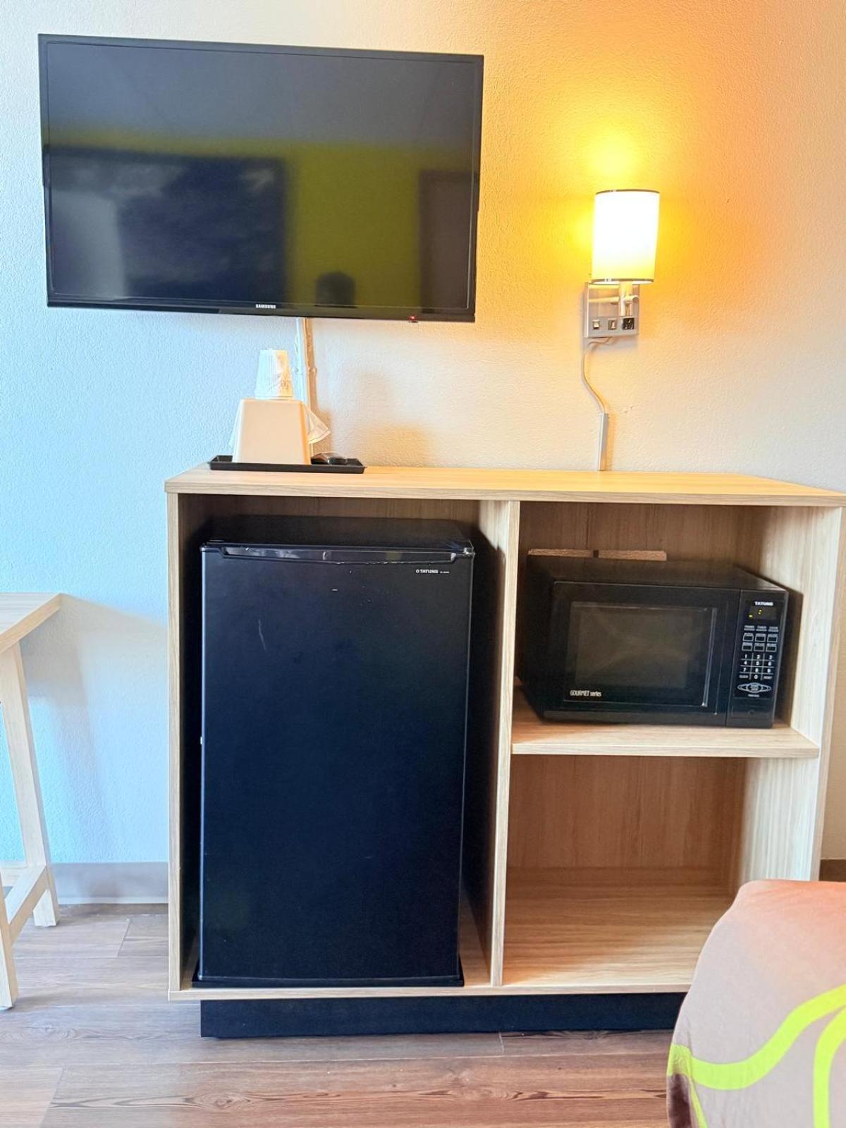 Super 8 By Wyndham Manassas Hotel Ngoại thất bức ảnh