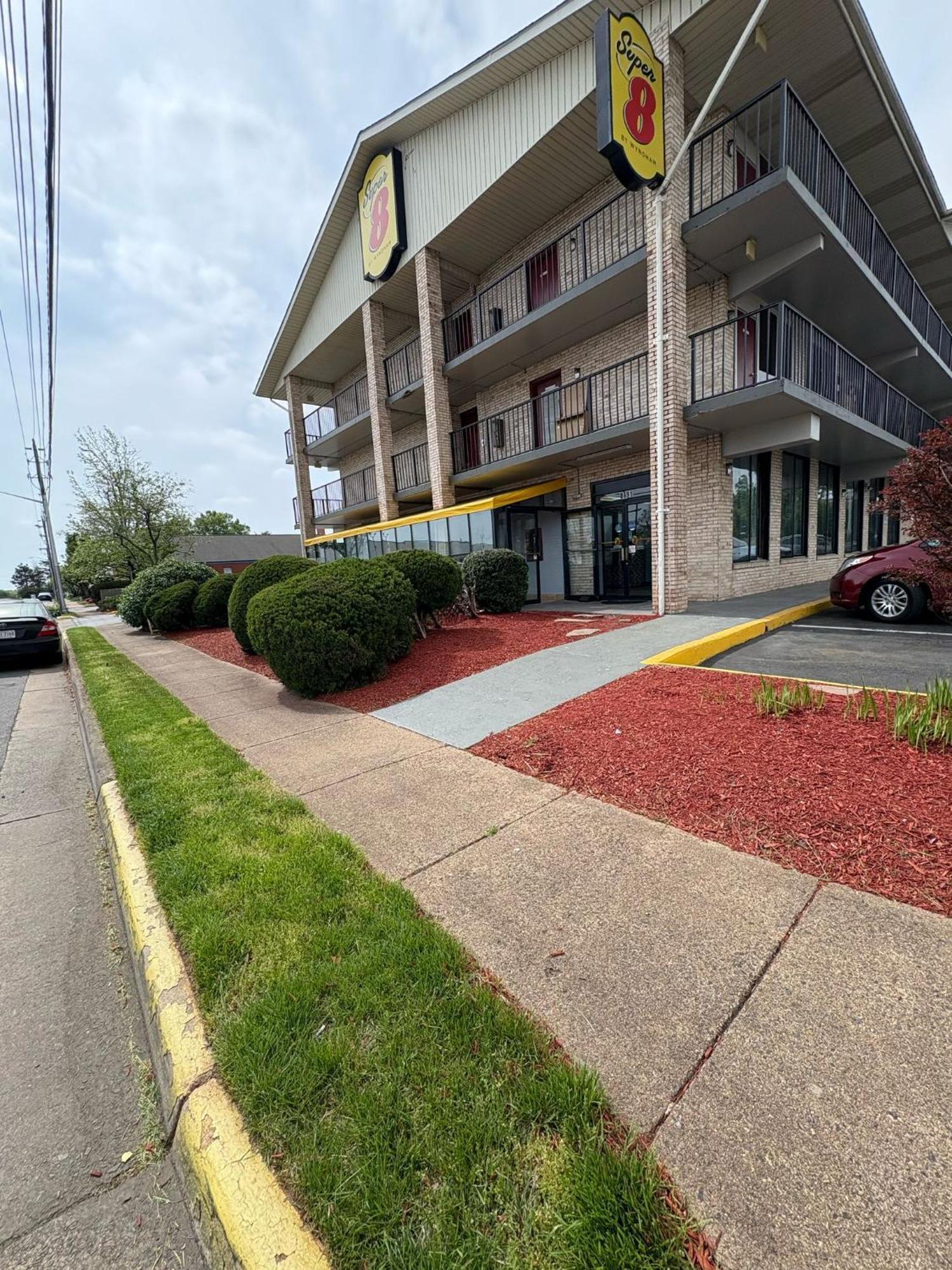 Super 8 By Wyndham Manassas Hotel Ngoại thất bức ảnh